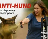 Kobieta używa gazu pieprzowego na agresywnego psa. Czy gaz pieprzowy działa na psy? Tak, skutecznie odstrasza.